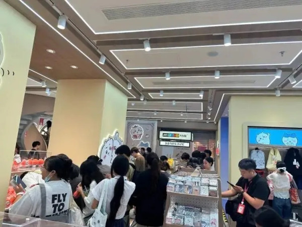 Chiikawa 遠征上海首設專賣店 粉絲黃牛排隊瘋搶 豪買過20袋公仔吊飾