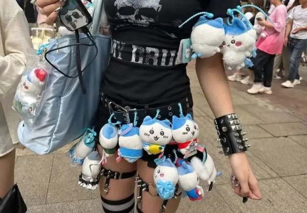 Chiikawa 遠征上海首設專賣店 粉絲黃牛排隊瘋搶 豪買過20袋公仔吊飾