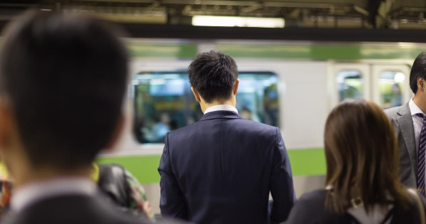 港人一家坐JR播片傾談被大叔叫靜！事主爆粗反擊稱日本人愈嚟愈無禮貌 