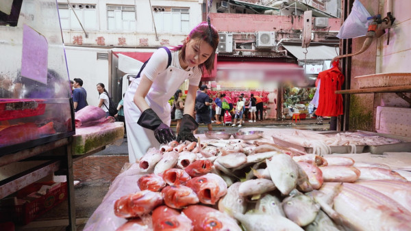 黃翠如街市賣魚難忘童年家境清貧父親默默付出 哽咽：「養活我哋一家係賣咗幾多條魚」