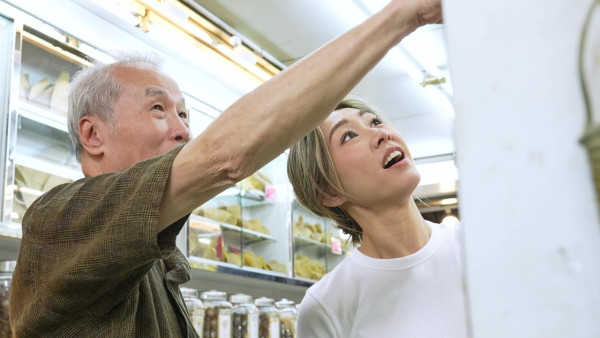 黃翠如街市賣魚難忘童年家境清貧父親默默付出 哽咽：「養活我哋一家係賣咗幾多條魚」