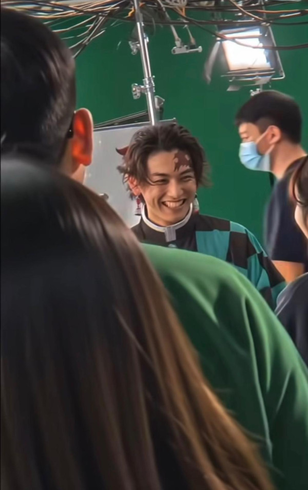 真假難分！《鬼滅之刃》真人版拍攝花絮瘋傳 網民震驚竟是用AI生成？