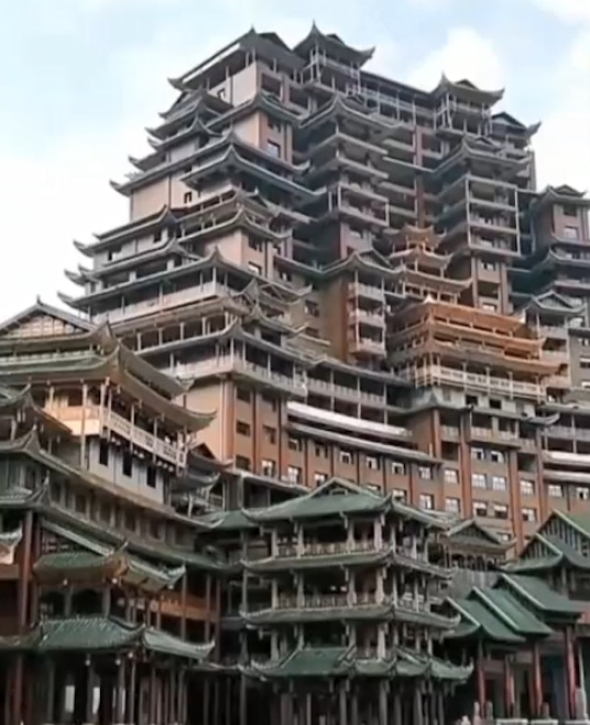 「天下第一爛尾樓」的地標已轉型為酒店。(微博@深圳馬良) 「天下第一爛尾樓」的地標已轉型為酒店。(微博@深圳馬良)