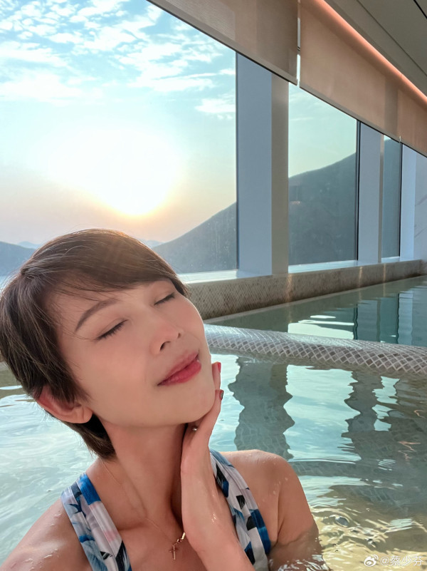 52歲蔡少芬零修飾素顏照震撼網民 近距離真面目被指「鬆弛感」滿分