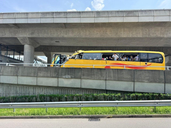 香園圍口岸旅遊巴撞橋底車頭削開 至少釀十多人受傷 乘客批評司機失策 