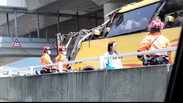 香園圍口岸旅遊巴撞橋底車頭削開 至少釀十多人受傷 乘客批評司機失策 