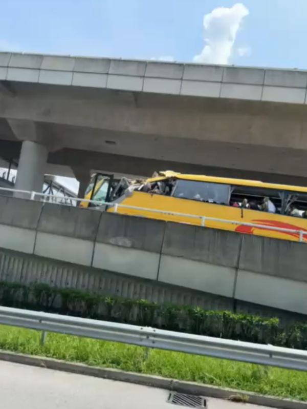香園圍口岸旅遊巴撞橋底車頭削開 至少釀十多人受傷 乘客批評司機失策 