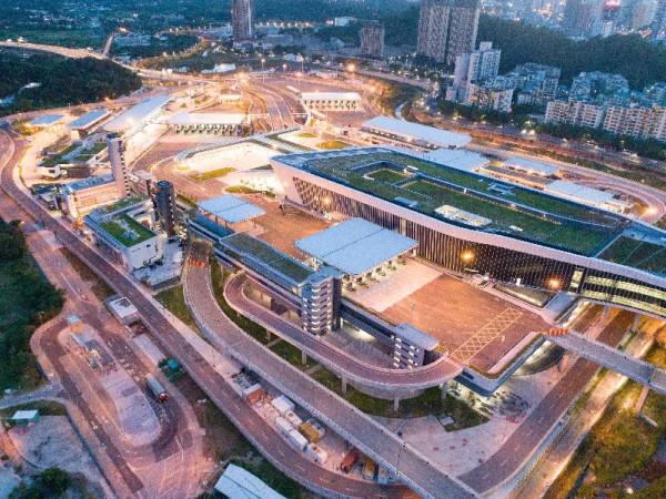 香園圍口岸旅遊巴撞橋底車頭削開 至少釀十多人受傷 乘客批評司機失策 