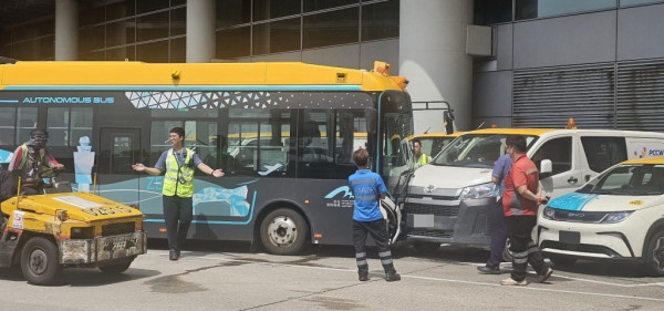 機場無人駕駛巴士連撞兩車 半年內第三宗意外 機管局強調屬人為錯誤