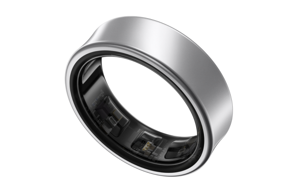 百萬YouTuber恐怖經歷 智能戒指膨脹卡住手指無法脫下 遭拒絕登機需緊急送院