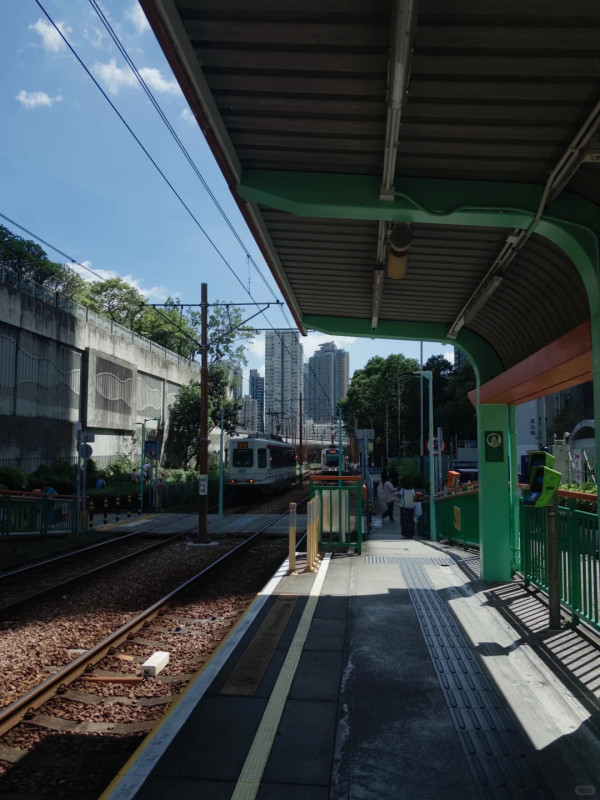 香港版「日本鐮倉車站」爆紅！ 電影感吸引遊客狂打卡 網民：好似日本JR鐵路站