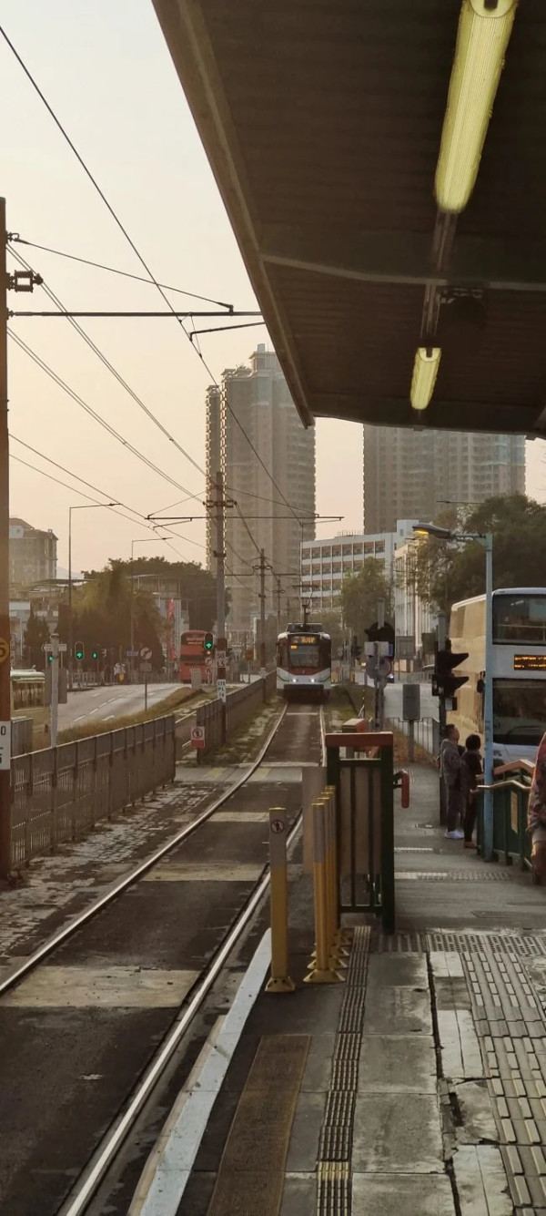 香港版「日本鐮倉車站」爆紅！ 電影感吸引遊客狂打卡 網民：好似日本JR鐵路站