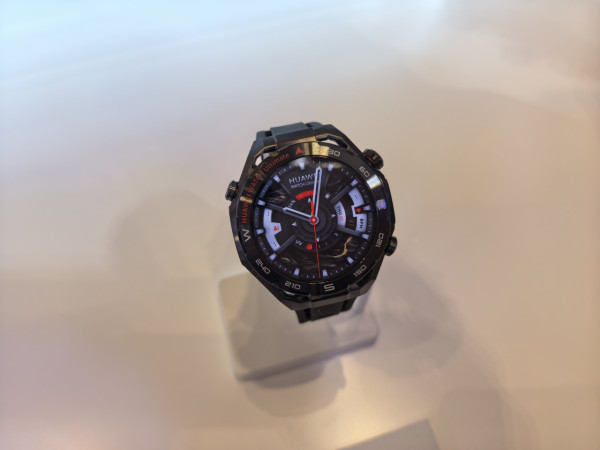 HUAWEI Watch Ultimate 2 深入水下 150 米 首創聲納通訊挑戰極限