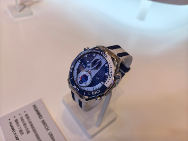 HUAWEI Watch Ultimate 2 深入水下 150 米 首創聲納通訊挑戰極限