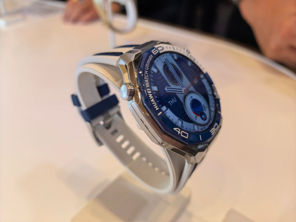 HUAWEI Watch Ultimate 2 深入水下 150 米 首創聲納通訊挑戰極限