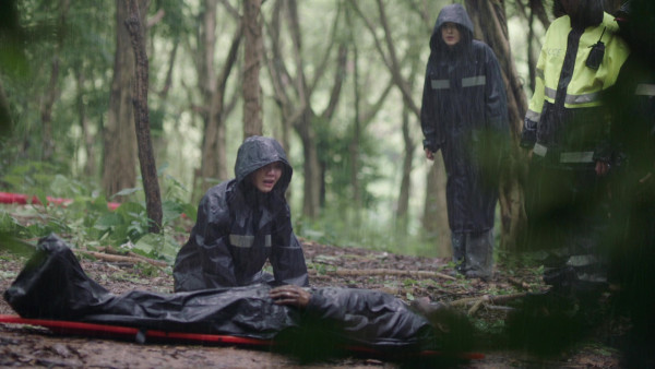 巨塔之后｜劉佩玥冒雨認屍戲撕心裂肺感染力強 吳若希好演技獲激讚脫胎換骨