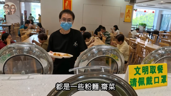 從影片見到，餐廳要求所以食客取餐時必須佩戴口罩。圖片來源：YouTube@思思言輝輝手