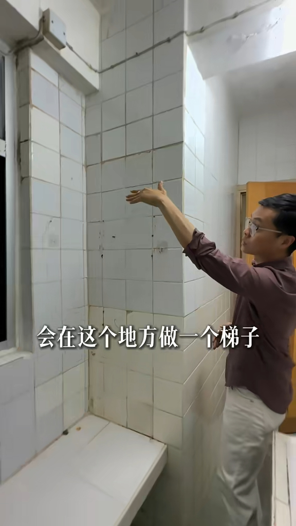 湯姆港房補充道：「有一些房東會在這個地方做一個梯子，做到這然後這上面呢，加一個木板做一個床」。圖片來源：抖音@湯姆港房