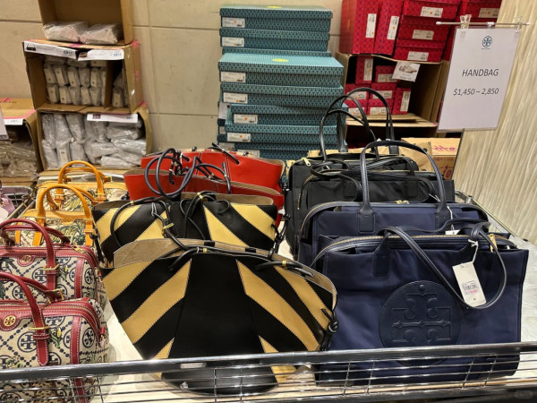 銅鑼灣Tory Burch開倉低至$450！一連5日 卡包/手鏈頸鏈/手袋/斜揹袋/秋冬長靴特價 多買額外85折！