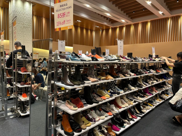 銅鑼灣Tory Burch開倉低至$450！一連5日 卡包/手鏈頸鏈/手袋/斜揹袋/秋冬長靴特價 多買額外85折！