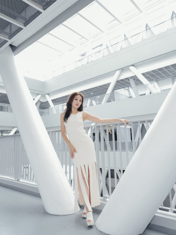 前TVB小花搭飛機遇無品乘客 後座赤腳伸前攻擊：真係太嘔心！ 