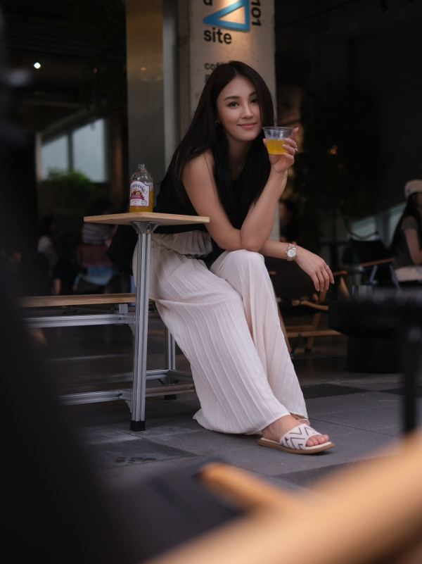 前TVB小花搭飛機遇無品乘客 後座赤腳伸前攻擊：真係太嘔心！ 