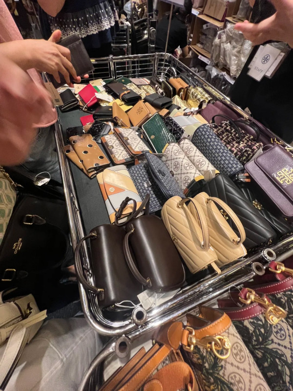銅鑼灣Tory Burch開倉低至$450！一連5日 卡包/手鏈頸鏈/手袋/斜揹袋/秋冬長靴特價 多買額外85折！