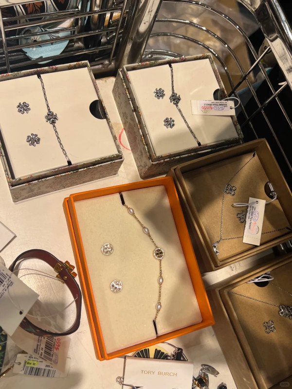 銅鑼灣Tory Burch開倉低至$450！一連5日 卡包/手鏈頸鏈/手袋/斜揹袋/秋冬長靴特價 多買額外85折！
