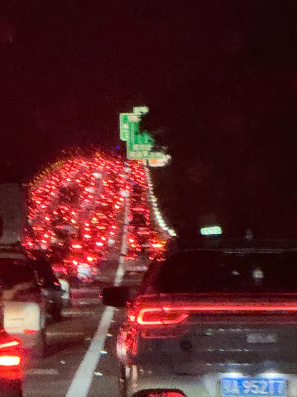 國慶黃金週首日內地公路大塞車! 塞車畫面極震撼!司機15小時仍未駛出廣東