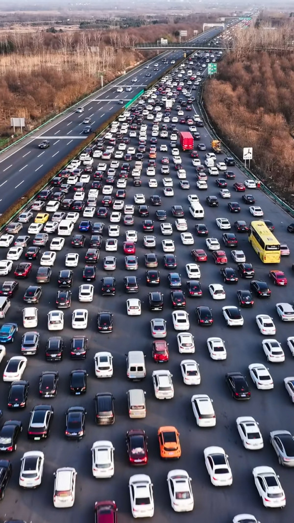 國慶黃金週首日內地公路大塞車! 塞車畫面極震撼!司機15小時仍未駛出廣東