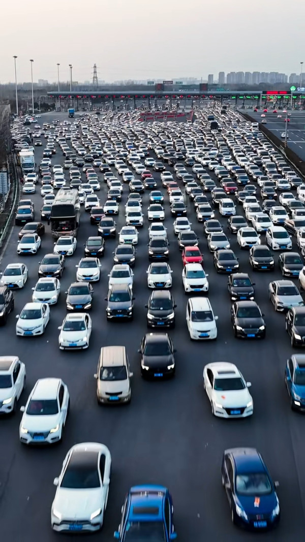 國慶黃金週首日內地公路大塞車! 塞車畫面極震撼!司機15小時仍未駛出廣東