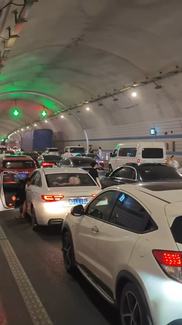 國慶黃金週首日內地公路大塞車! 塞車畫面極震撼!司機15小時仍未駛出廣東