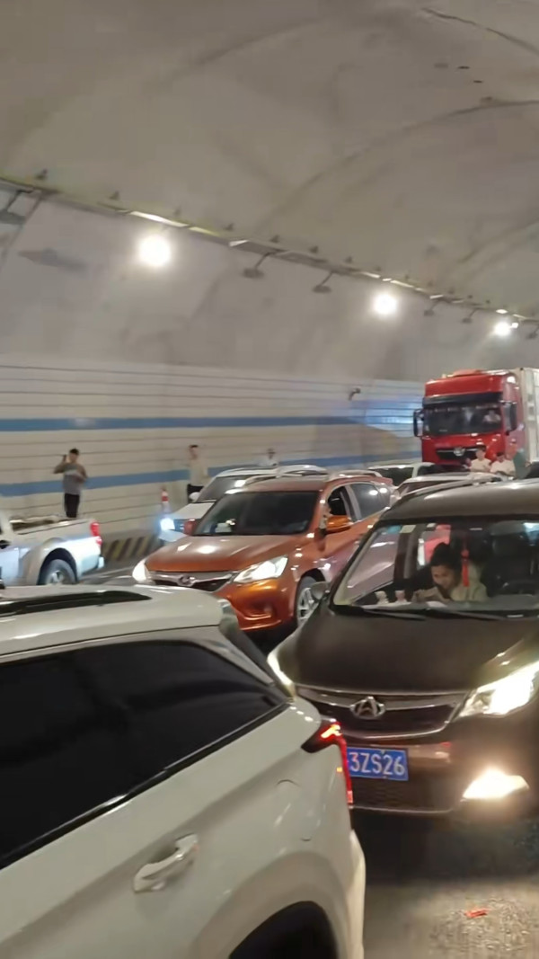 國慶黃金週首日內地公路大塞車! 塞車畫面極震撼!司機15小時仍未駛出廣東