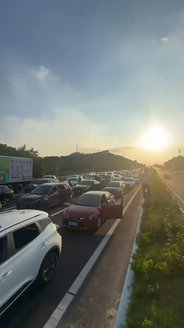 國慶黃金週首日內地公路大塞車! 塞車畫面極震撼!司機15小時仍未駛出廣東