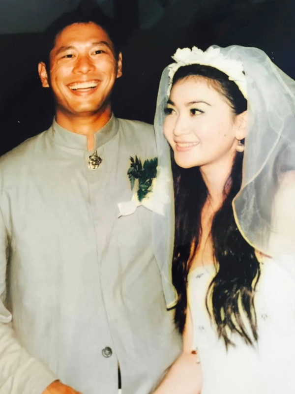 「最強養母」罕晒絕密結婚相慶25周年 長文示愛表白富商老公：人生裡最難忘