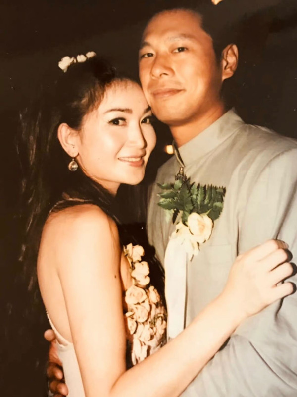 「最強養母」罕晒絕密結婚相慶25周年 長文示愛表白富商老公：人生裡最難忘
