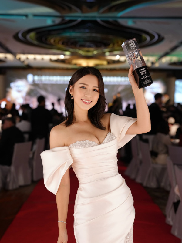 孫慧雪低胸晒深溝被批太暴露「谷胸上頸」 罕有動怒反擊：大家反應點解咁大呢