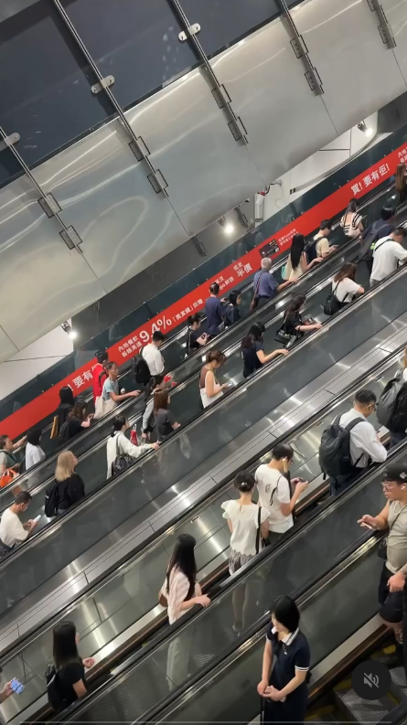 港鐵電梯「左行右企」再掀熱議 港男趕返工遇左企乘客秒躁底 兩派網民熱議一定要跟規矩？