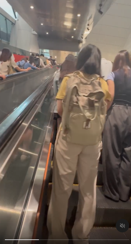 港鐵電梯「左行右企」再掀熱議 港男趕返工遇左企乘客秒躁底 兩派網民熱議一定要跟規矩？