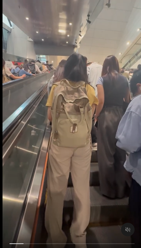 港鐵電梯「左行右企」再掀熱議 港男趕返工遇左企乘客秒躁底 兩派網民熱議一定要跟規矩？