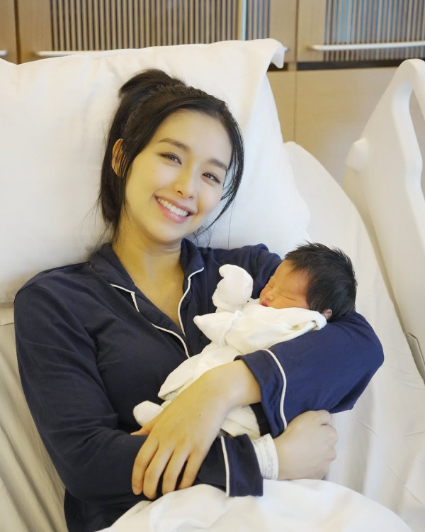 33歲前TVB女神離巢後兩年抱兩搬大屋 新居首曝光BB房奶油色調超溫馨