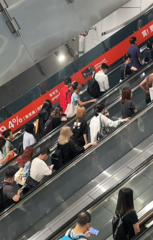 港鐵乘客「左右企穩」遭打工仔網上公審！差5分鐘遲到怒批：企返去右邊好難？ 