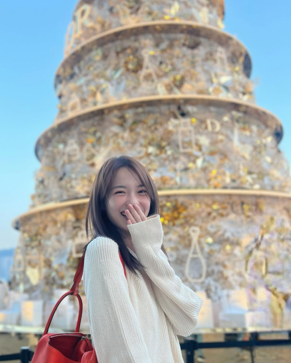 蔡潔激罕晒泳衣照大騷白滑玉背美腿 眼利網民驚見一私密部位疑有神秘紋身