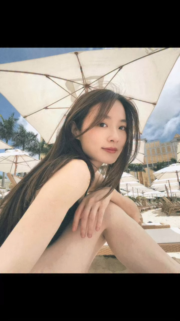 蔡潔激罕晒泳衣照大騷白滑玉背美腿 眼利網民驚見一私密部位疑有神秘紋身