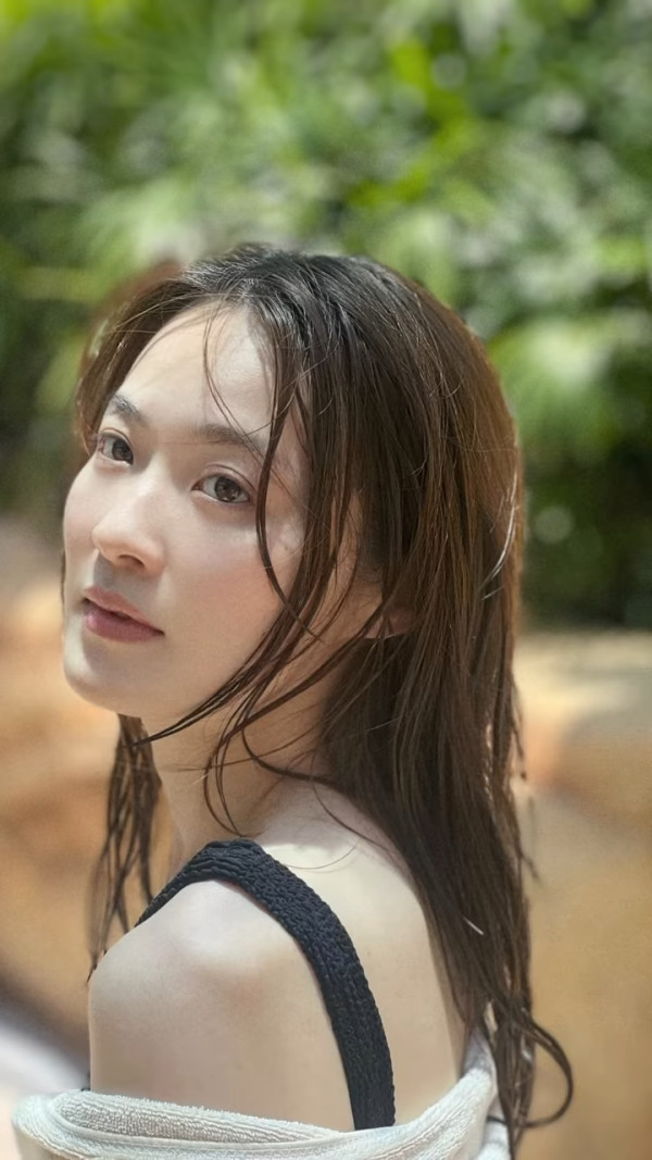 蔡潔激罕晒泳衣照大騷白滑玉背美腿 眼利網民驚見一私密部位疑有神秘紋身
