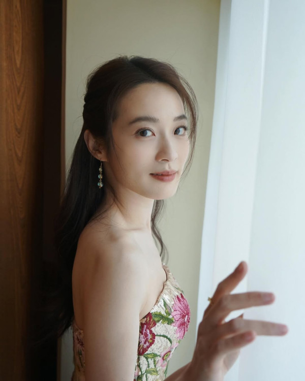 蔡潔激罕晒泳衣照大騷白滑玉背美腿 眼利網民驚見一私密部位疑有神秘紋身