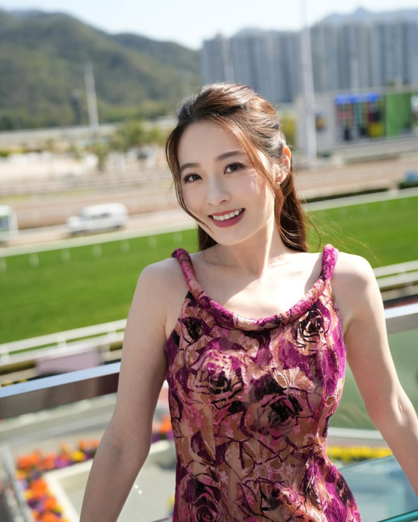蔡潔激罕晒泳衣照大騷白滑玉背美腿 眼利網民驚見一私密部位疑有神秘紋身