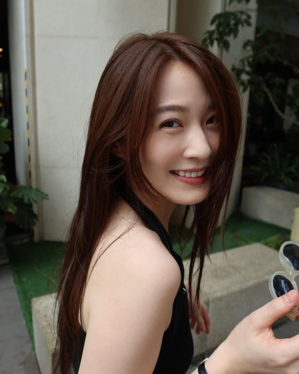 蔡潔激罕晒泳衣照大騷白滑玉背美腿 眼利網民驚見一私密部位疑有神秘紋身
