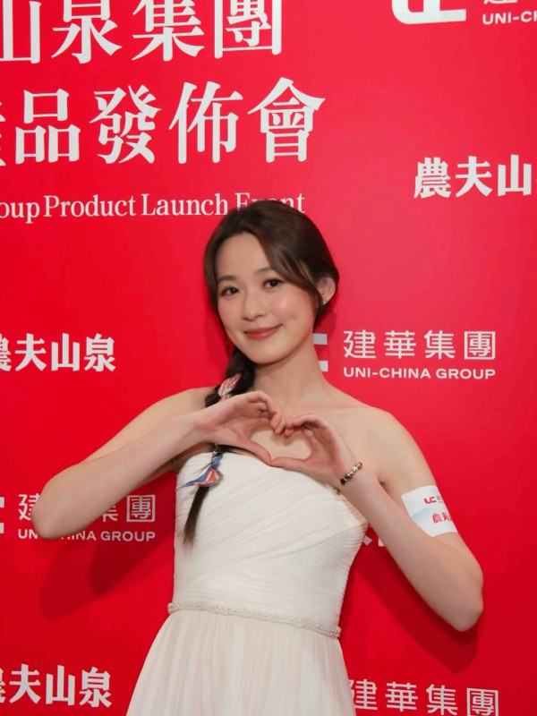 蔡潔激罕晒泳衣照大騷白滑玉背美腿 眼利網民驚見一私密部位疑有神秘紋身
