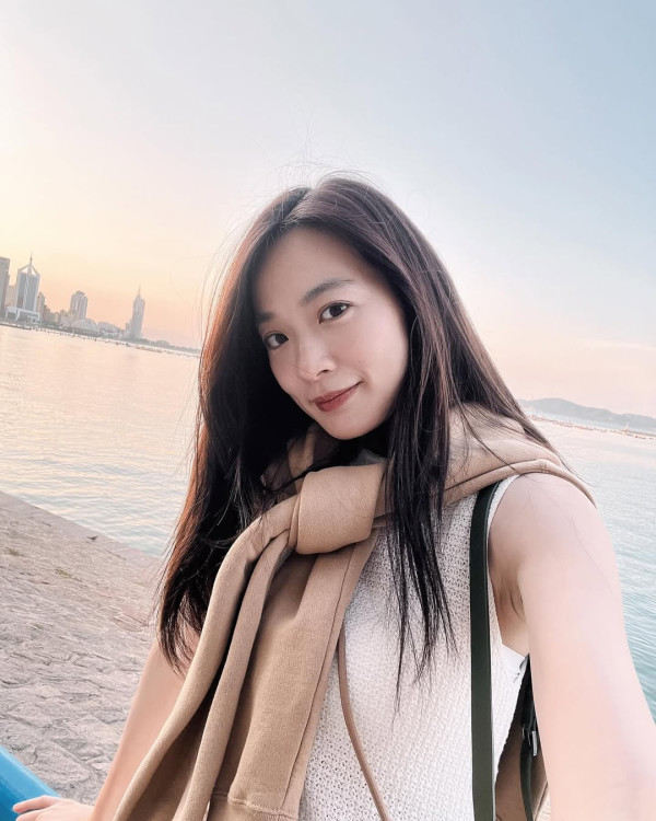 蔡潔激罕晒泳衣照大騷白滑玉背美腿 眼利網民驚見一私密部位疑有神秘紋身